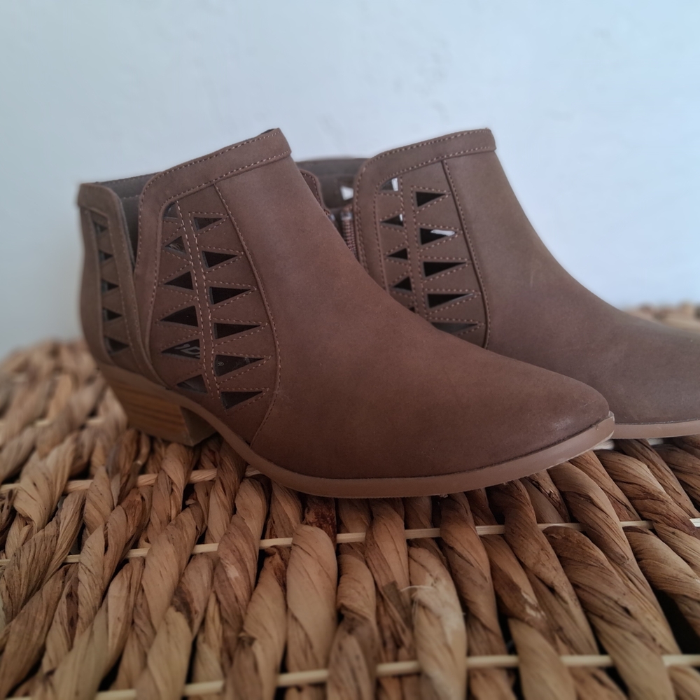 SODA SIZE 6.5 BOHO-CHIC Taupe Cutout Low Heel Ankle Booties
